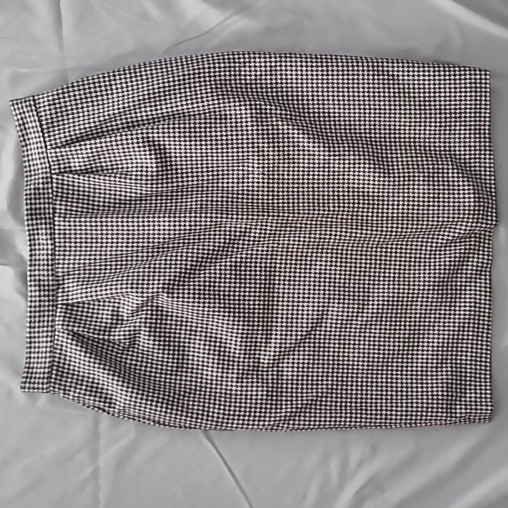 Vintage Black & white houndstooth skirt lined pockets zip back & slit medium